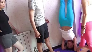 Garota mimada com pe ...