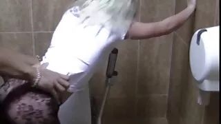 Loira esfarrapada dá ...